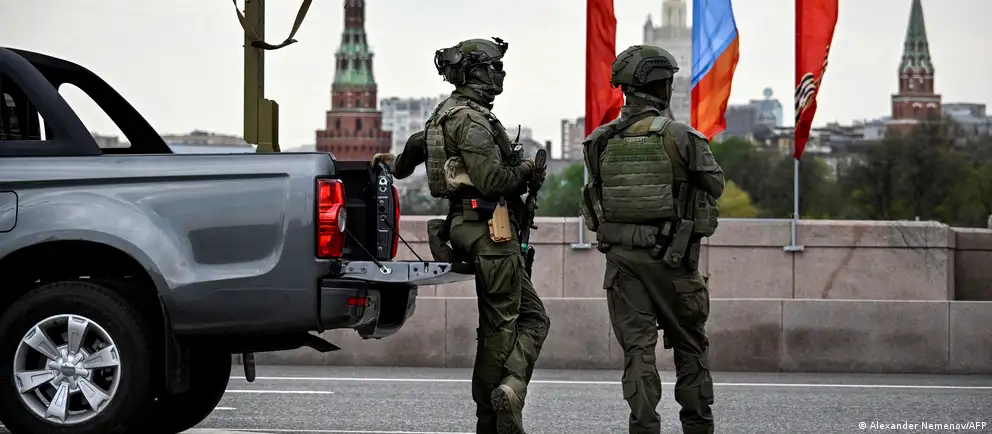 Власти отозвали приглашения для ряда зарубежных корреспондентов на торжества в Москве. Парад пройдёт в усечённом формате без военной техники; в регионах отменяют массовые мероприятия на фоне участившихся атак.