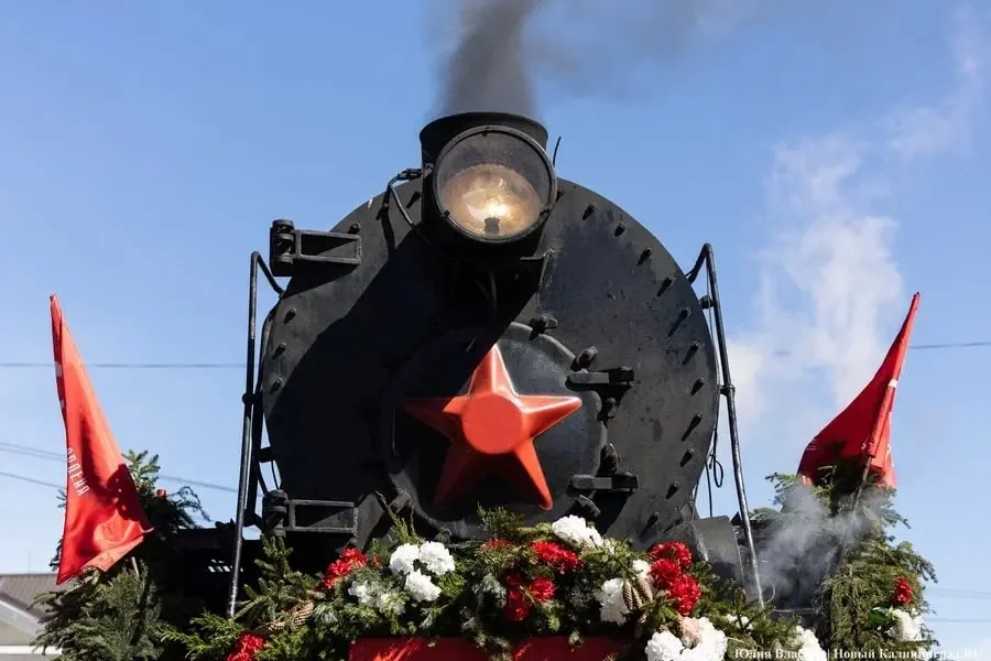 В 12:00 по местному времени 9 мая поезда подадут продолжительный звуковой сигнал — традиция, восходящая к маю 1945 года.