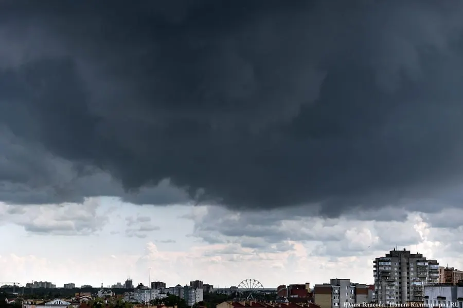 Днём в регионе ожидается до +22 °C, местами возможны ливни со шквалистым ветром; ночью температура опустится до около +6 °C.