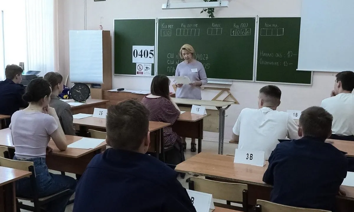 В методических рекомендациях ведомства указано, что сотрудники охраны и организаторы не вправе прикасаться к участникам экзаменов и их вещам; при срабатывании металлоискателя просят добровольно предъявить или сдать предмет.