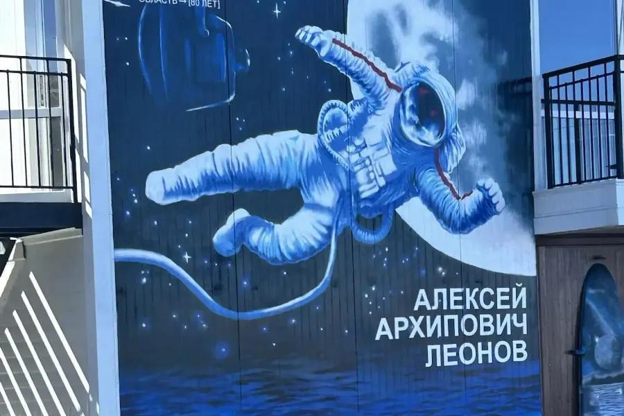 На здании лодочной станции в Пионерском завершили роспись, посвящённую космонавту Алексею Леонову; открытие планируют приурочить к 92-й годовщине со дня его рождения в рамках празднования 80-летия региона.