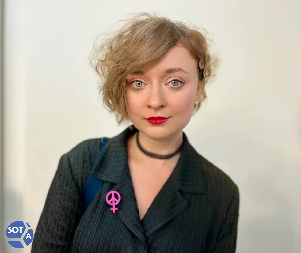 По обновлённому списку Росфинмониторинга фем‑активистка Дарья Серенко внесена в перечень террористов и экстремистов. Ранее в 2024 году против неё возбудили уголовное дело о несоблюдении обязанностей «иностранного агента», она объявлена в розыск.