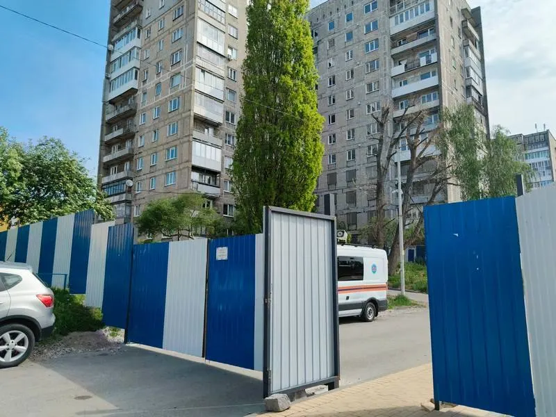 Вход в дом №68 на Московском проспекте ограничили шлагбаумом и забором, часть квартир отключили от водоснабжения, а отключение электричества планируется на 30 мая. Около 45 семей продолжают жить в здании вопреки требованиям властей.