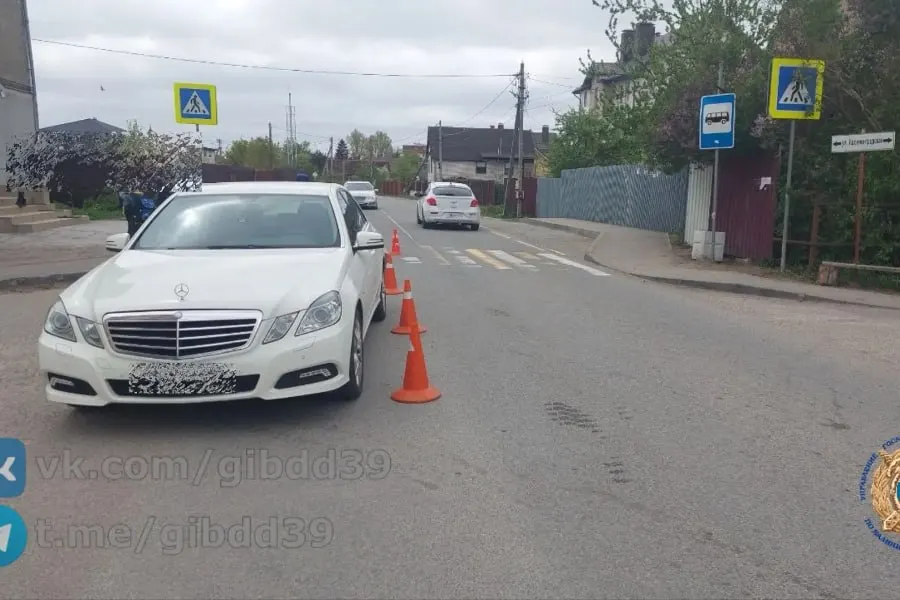 В поселке Малое Исаково Калининградской области автомобиль сбил семилетнюю девочку на нерегулируемом пешеходном переходе. Ребенка госпитализировали, обстоятельства ДТП выясняют сотрудники Госавтоинспекции.