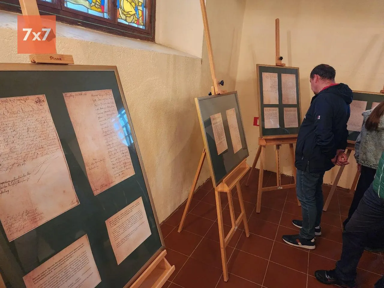 После общественной огласки в экспозицию Литературного музея в посёлке Чистые Пруды вернули рукописи Кристионаса Донелайтиса; портрет поэта пока не возвращён.