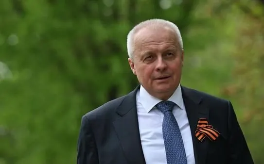 Российское внешнеполитическое ведомство вызвало посла в Армении Сергея Копыркина на консультации из‑за шагов армянского руководства по углублению отношений с ЕС. Параллельно введены временные ограничения на ввоз ряда армянских товаров.