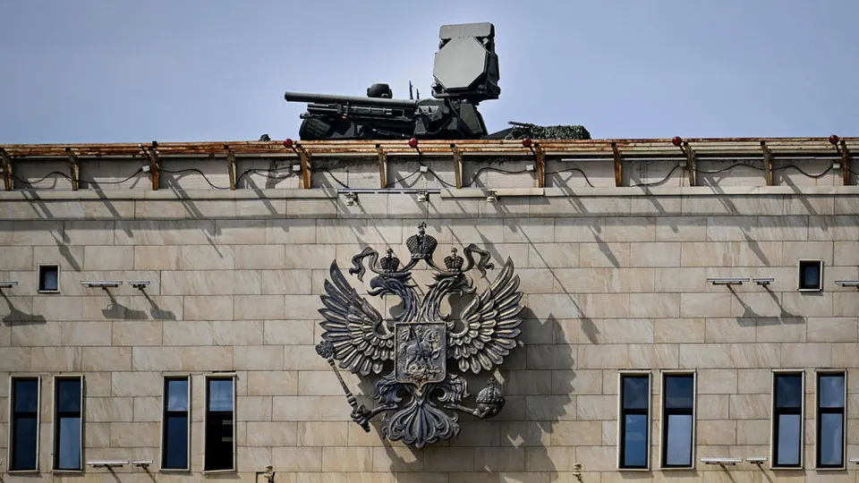 Ради защиты парада 9 мая в столицу переброшены значительные силы ПВО, что ослабляет прикрытие других регионов. Эксперты и военные предупреждают: украинские дроны могут нацелиться на энергетическую инфраструктуру и удалённые военные объекты.