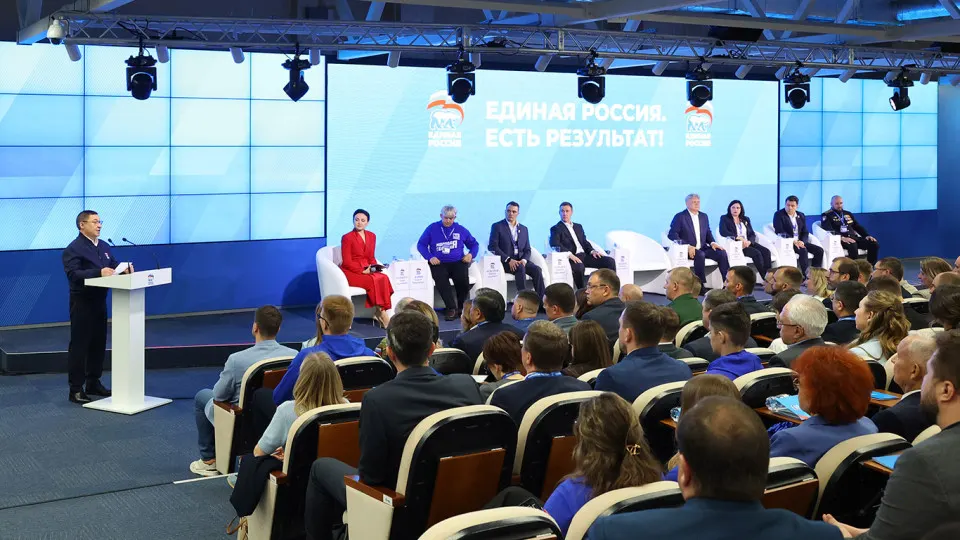 В администрации президента поручили ориентироваться на показатели 2021 года, снизить тревожность населения и заранее предусмотреть защиту от возможных провокаций; «Единая Россия» переключается на позитивную повестку на фоне падения рейтинга.