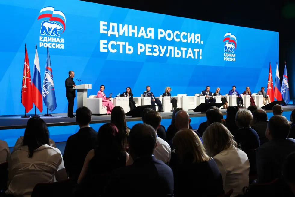Администрация президента рекомендовала лояльным изданиям реже употреблять слово «запрет» в заголовках и материалах, а также продвигать позитивные сюжеты с участием единороссов вместо фокусирования на ограничениях.