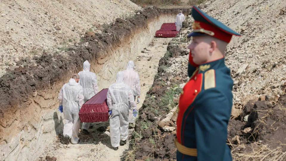 Анализ поимённых списков, реестра наследственных дел и судебной статистики даёт минимальную документально подтверждённую оценку в 352 тыс. погибших; пик потерь пришёлся на 2024–2025 годы, значительная часть смертей была зафиксирована через суды.