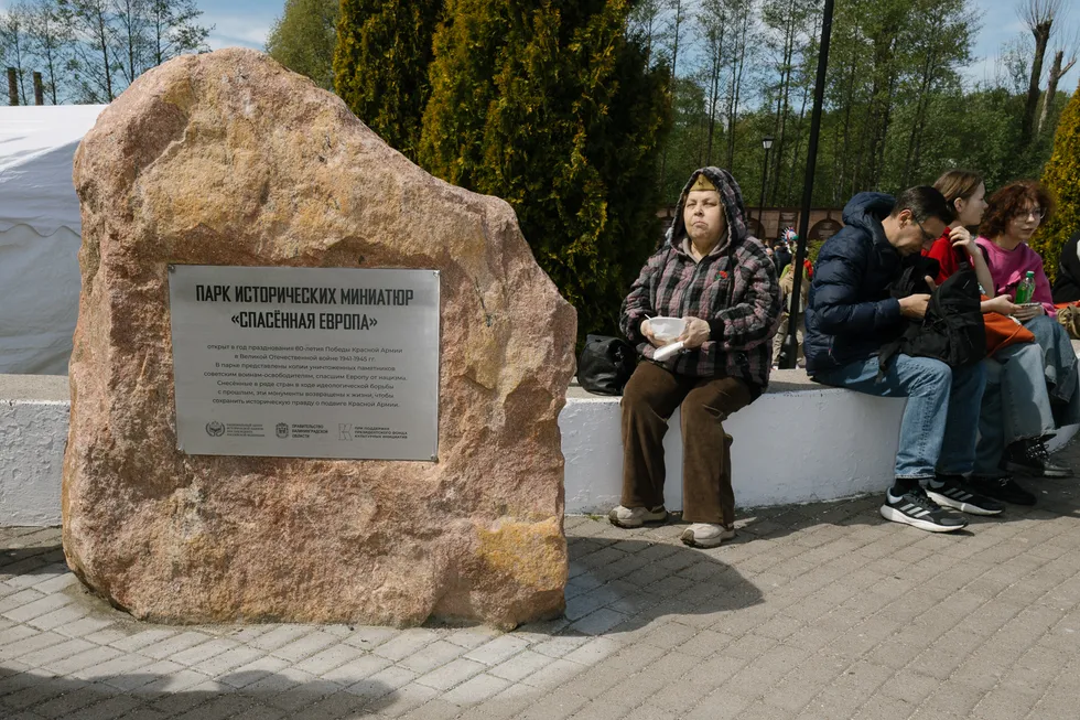 В Калининграде 9 мая прошли торжественные мероприятия при усиленных ограничениях: парад без современной техники, оживлённая торговля цветами и посещение парка с уменьшенными копиями снесённых за рубежом памятников.