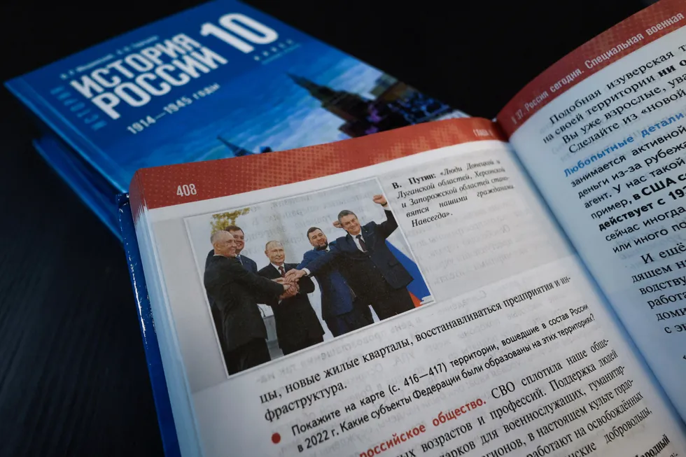 Учебники по истории для 6–9 классов, подготовленные под редакцией В. Мединского и А. Торкунова, содержат системную политизацию: в текст встраиваются современные государственные проекты, смягчаются или опускаются неудобные факты, а сложные события подаются в упрощённой и патриотической интерпретации.