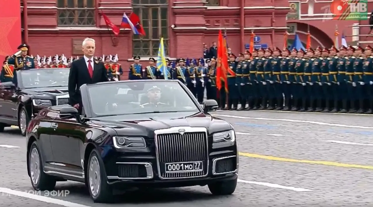 Во время смотра был продемонстрирован кабриолет Aurus, собранный в Москве; похожие модели также выпускают в Елабуге.