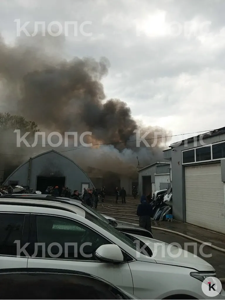 Днём 18 мая в Калининграде на улице Менделеева загорелся автосервис — пламя охватило около 70 кв. м. Информации о пострадавших и причинах возгорания пока нет.