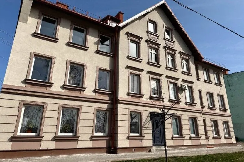 На проспекте Победы, 128 отреставрировали фасад исторического дома: заделали трещины, укрепили углы и вернули характерные декоративные элементы.