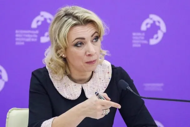 Официальный представитель МИД Мария Захарова заявила, что сотрудники Госдепа уведомляют российских дипломатов о том, что их дети, родившиеся в США, автоматически признаны гражданами США, хотя семьи не подавали соответствующих заявлений.