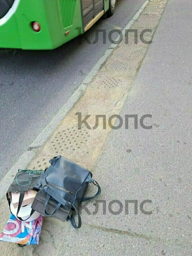 58‑летняя женщина упала при выходе из троллейбуса на улице Озерова: неровности на жёлтой тактильной плитке привели к травме, очевидцы и водитель не оказали помощи.