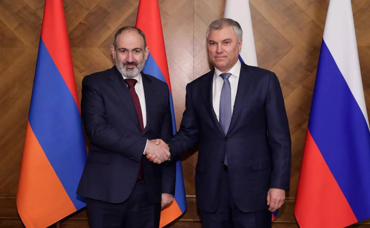Председатель Госдумы заявил, что армянское руководство использует экономические преимущества от сотрудничества с Россией, одновременно приближаясь к европейским структурам; в качестве примеров он привёл признание юрисдикции МУС и обсуждение вопроса вступления в ЕС.