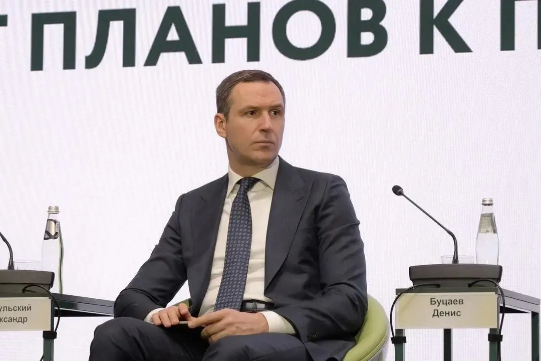 Буцаева подозревают в хищении средств Российского экологического оператора. По данным следствия, он может находиться в США. Мусорная реформа, за которую отвечал чиновник, признана проваленной — вместо обещанных 36% переработки фактически перерабатывается не более 10% отходов.