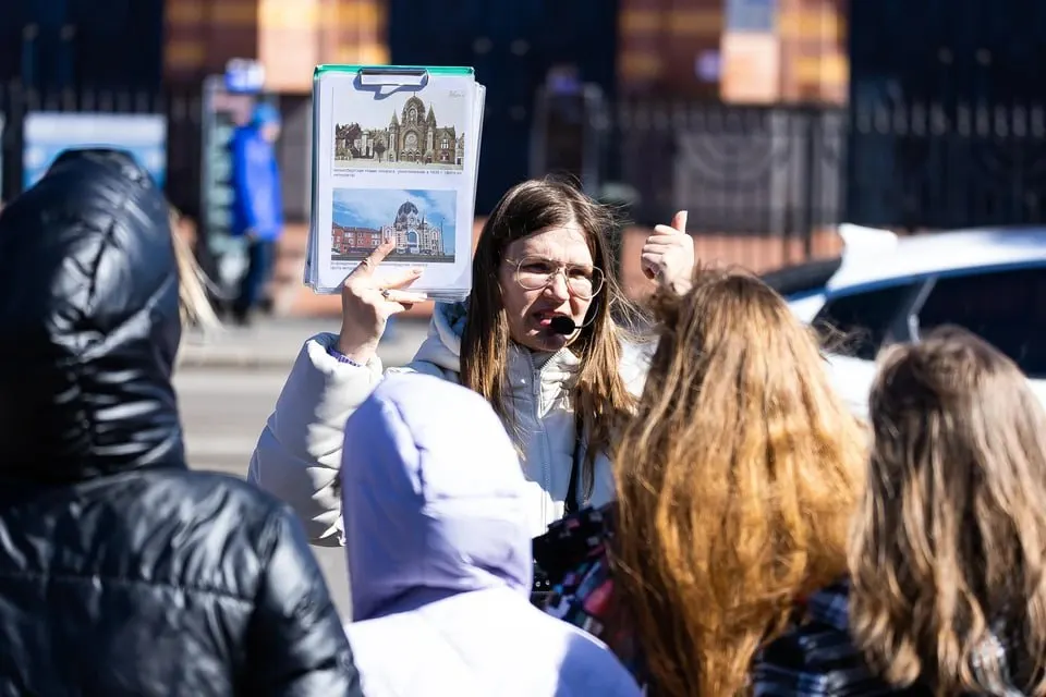 Туристический бум в Калининградской области привлекает в профессию людей самых разных специальностей. Официальная аттестация прошла не у всех, нелегальные гиды продолжают работать, а на рынке появляются нестандартные форматы — от «молчащих» прогулок до перехвата клиентов в аэропорту.