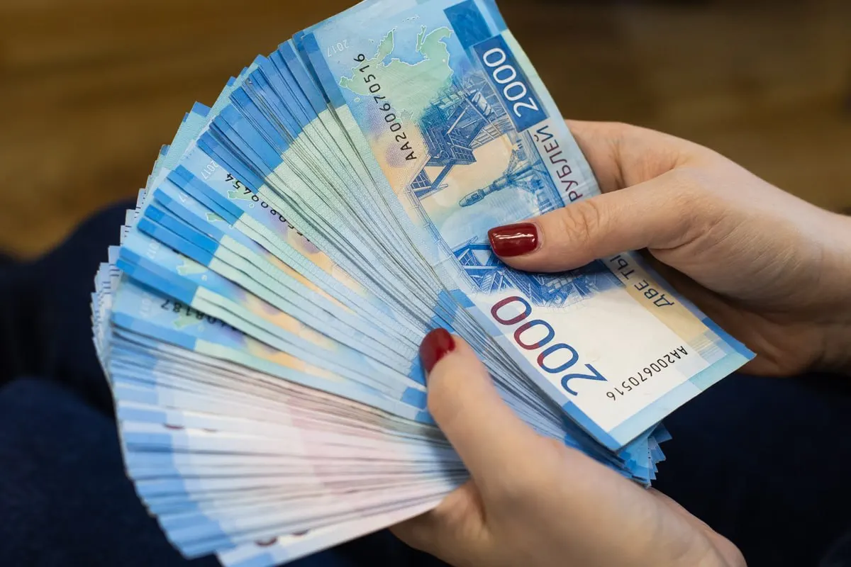 Женщина несколько лет снимала четырёхкомнатную квартиру, в 2024 году перестала платить полностью; суд обязал её выплатить 1,4 млн рублей, а приставы добились принудительного исполнения.