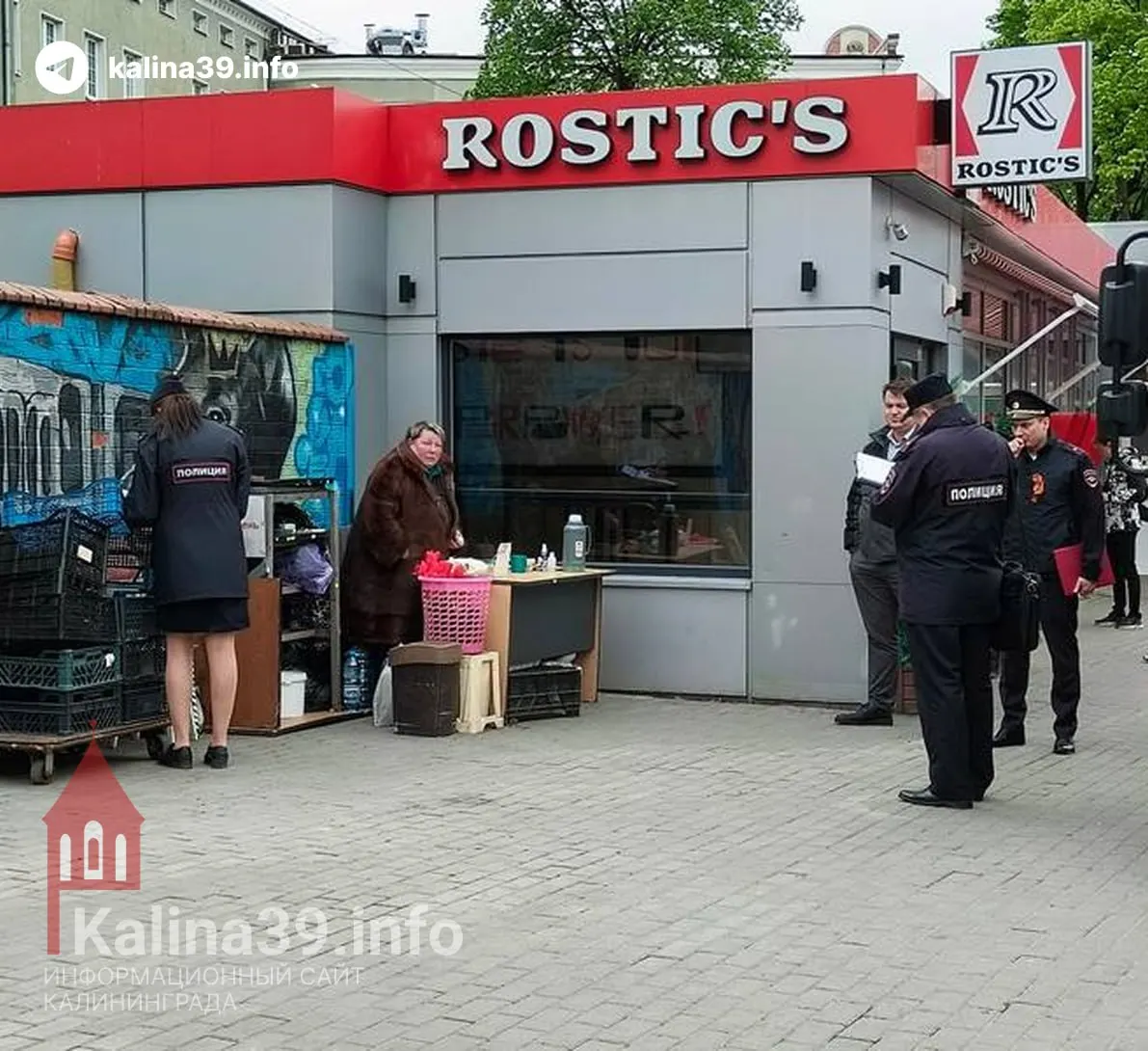 8 мая у Северного вокзала в Калининграде прошла финальная выселение пожилой предпринимательницы: на место пришли семь сотрудников полиции, торговку убрали с площади после многолетней борьбы за место торговли.