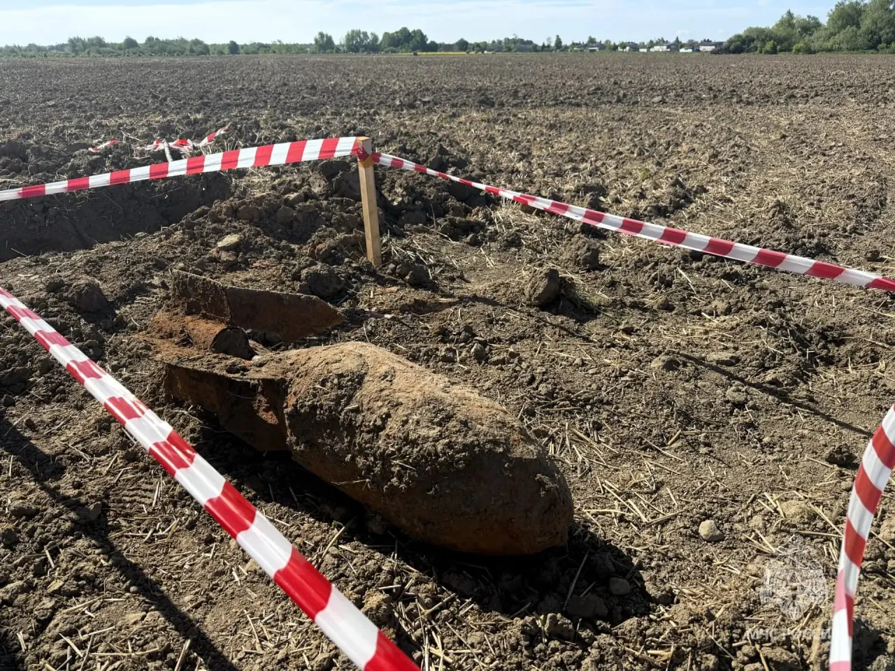 Во время сельскохозяйственных работ в посёлке Заливное обнаружили 100‑килограммовую авиабомбу; специалисты вывезли и уничтожили боеприпас контролируемым подрывом. Информации о пострадавших не поступало.