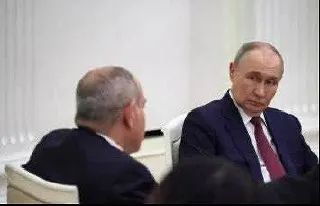 Крупные маркетплейсы временно остановили торговлю армянскими товарами — продавцы оказались в неопределённости. Wildberries связывает меры с новыми таможенными требованиями; Роспотребнадзор заблокировал более 1,1 млн бутылок «Джермук». Ограничения последовали после визита Пашиняна в Москву.