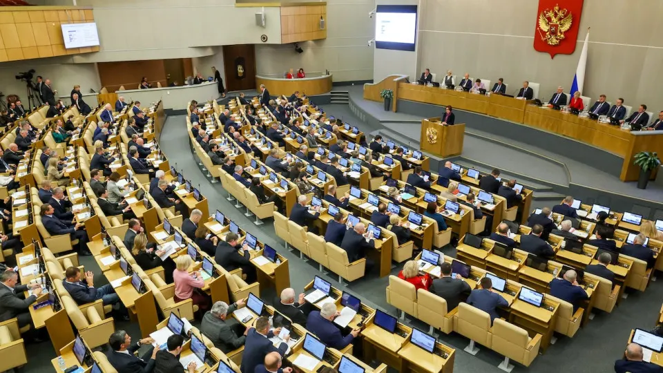 Комитет Госдумы поддержал поправки, которые отменяют ограничение на стоимость арестуемого имущества для релокантов, осуждённых по политическим статьям; дела будут рассматриваться заочно, а решения — вступать в силу немедленно.