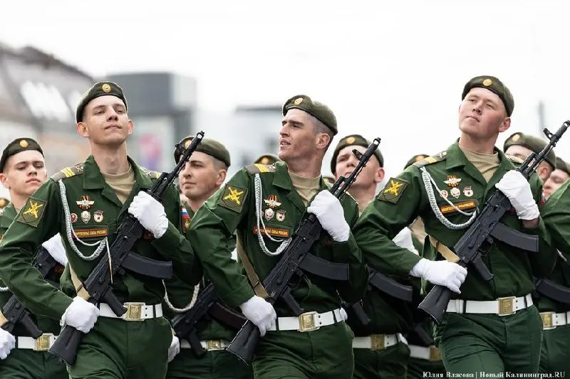 В центре Калининграда 9 мая с 7:00 начнутся дорожные ограничения: перечислены полностью и частично перекрываемые улицы, уточнены режимы открытия и движения общественного транспорта.