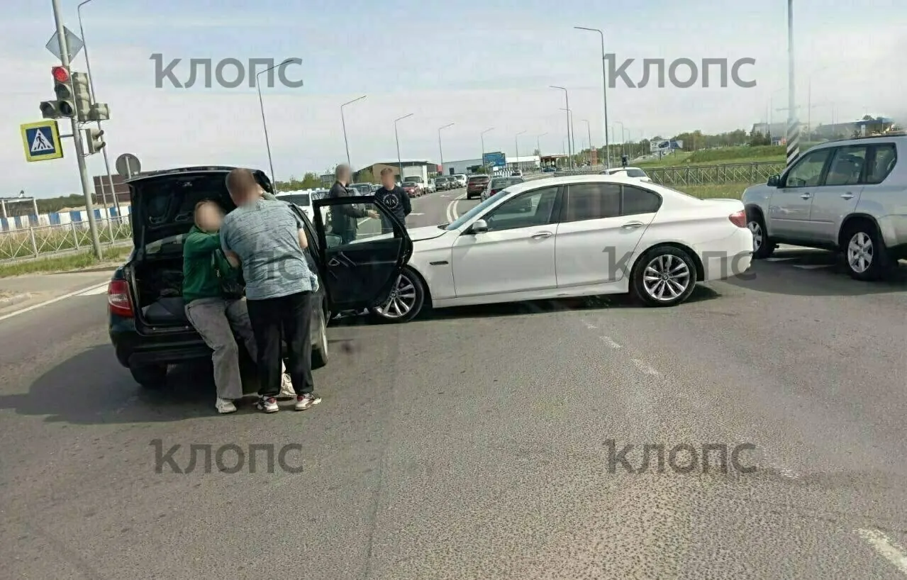 Авария произошла около 15:30 на перекрёстке в сторону Калининграда. Очевидцы рассказали о женщине в открытом багажнике, мужчине с травмой головы и ребёнке на руках; на дороге образовалась пробка.