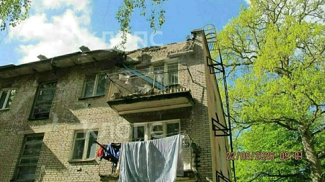 Крыша дома по адресу Матроса Желтова, 2 частично обвалилась ещё весной, но ремонта так и не провели. Жильцы опасаются дальнейших разрушений и боятся за безопасность людей.