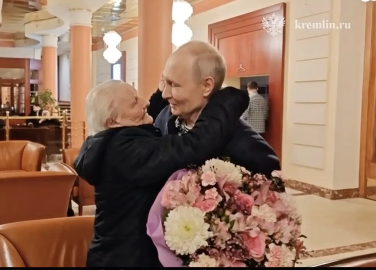 Президент тепло обнял и поцеловал свою первую учительницу, не скрывая слёз; они обменялись благодарностями за её вклад в образование.