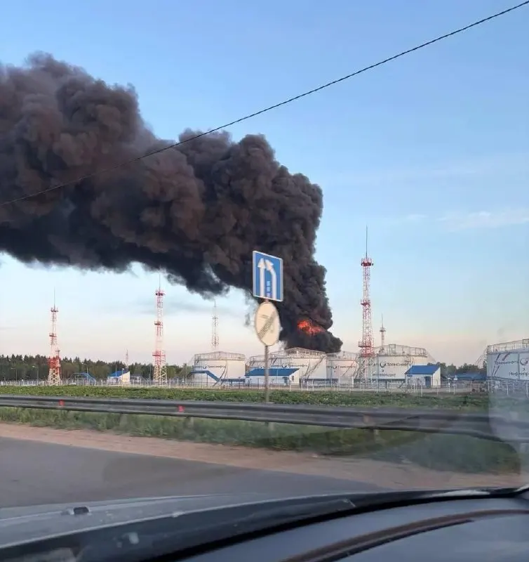 Ночью и утром беспилотники нанесли удары по НПЗ в Капотне, нефтеналивной станции в Подмосковье и технопарку в Зеленограде. По данным на настоящий момент — минимум 3 погибших и 12 пострадавших, повреждены жилые дома, в Шереметьево произошёл пожар и задержки рейсов.