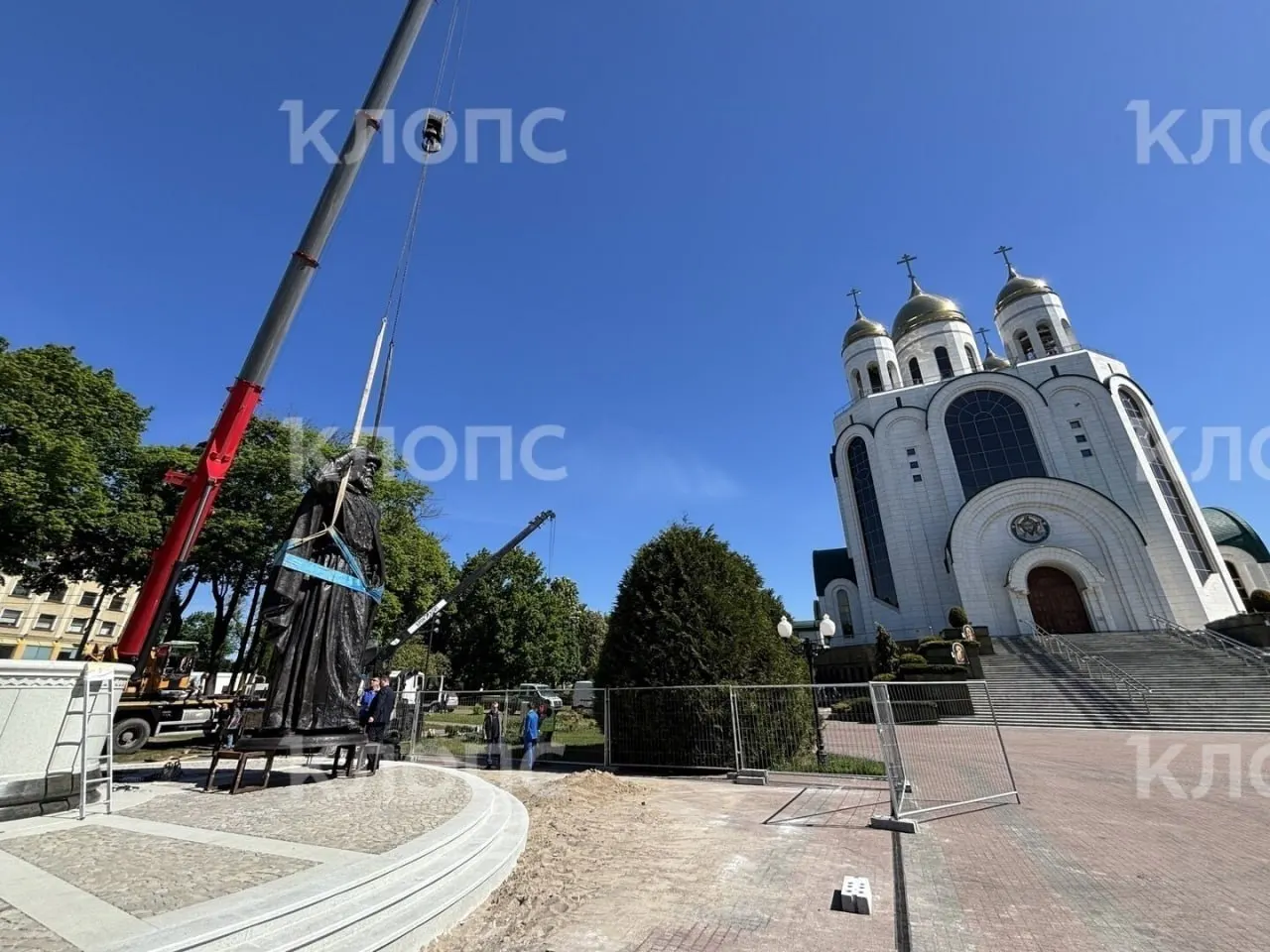 На площади Победы в Калининграде установили каменный постамент для бронзовой скульптуры князя Владимира. По словам епархии, фигуру установят сегодня, а торжественное открытие состоится позже.