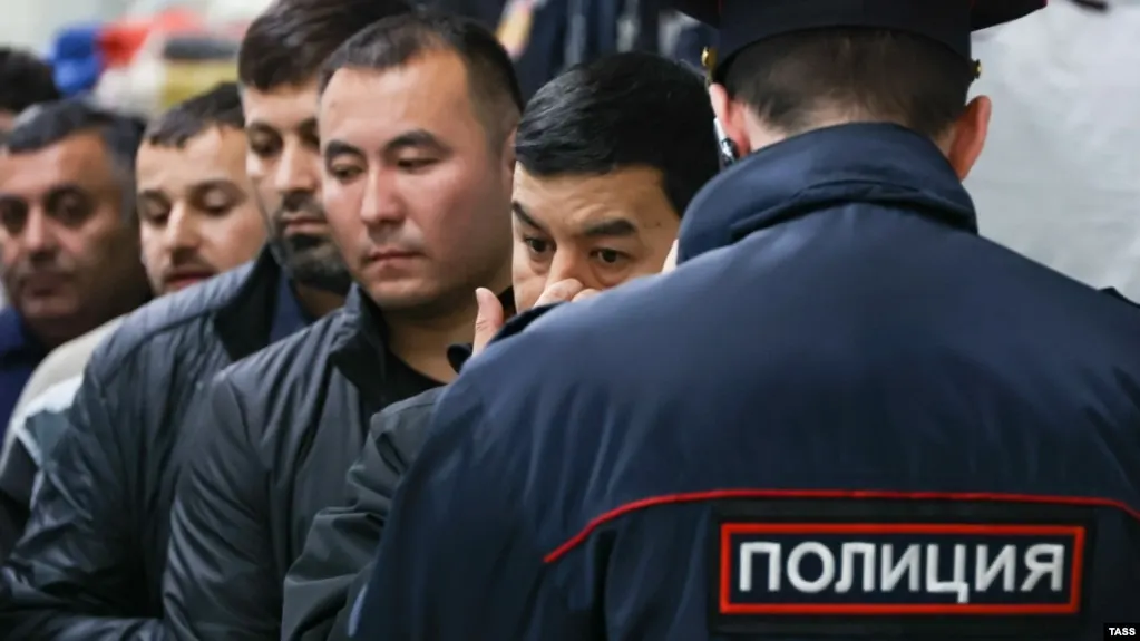 Депутаты одобрили в первом чтении поправки, которые расширяют основания для административного выдворения иностранцев и лиц без гражданства — от участия в несогласованных митингах до «дискредитации» вооружённых сил и призывов к санкциям. Количество оснований может вырасти до 58.