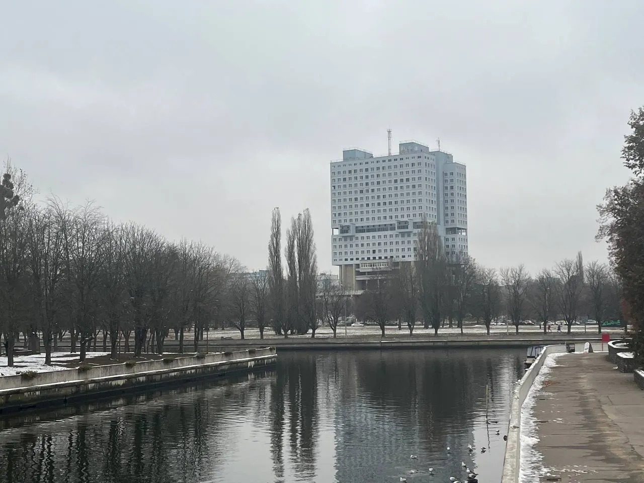 Власти региона предлагают проработать отдельную программу льготной ипотеки — в отчёте губернатора отмечена острая проблема доступности жилья; Центробанк считает, что улучшение условий зависит от снижения инфляции и ставок.