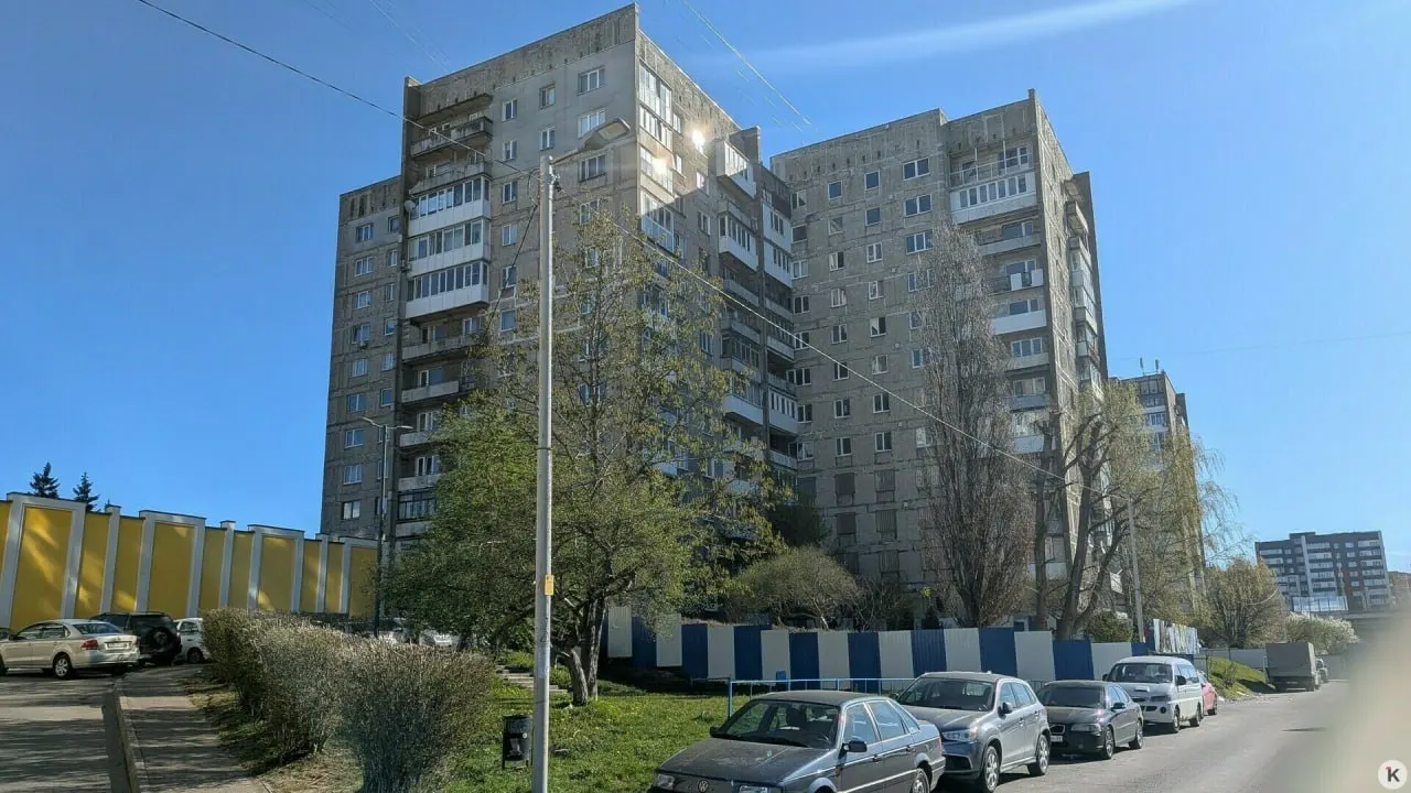 Неравнодушные горожане начали подвозить питьевую воду жильцам дома №68 на Московском: коммунальщики вместо перекрытия врезали часть трубы, а доступ спецтранспорта осложняет ограждение.