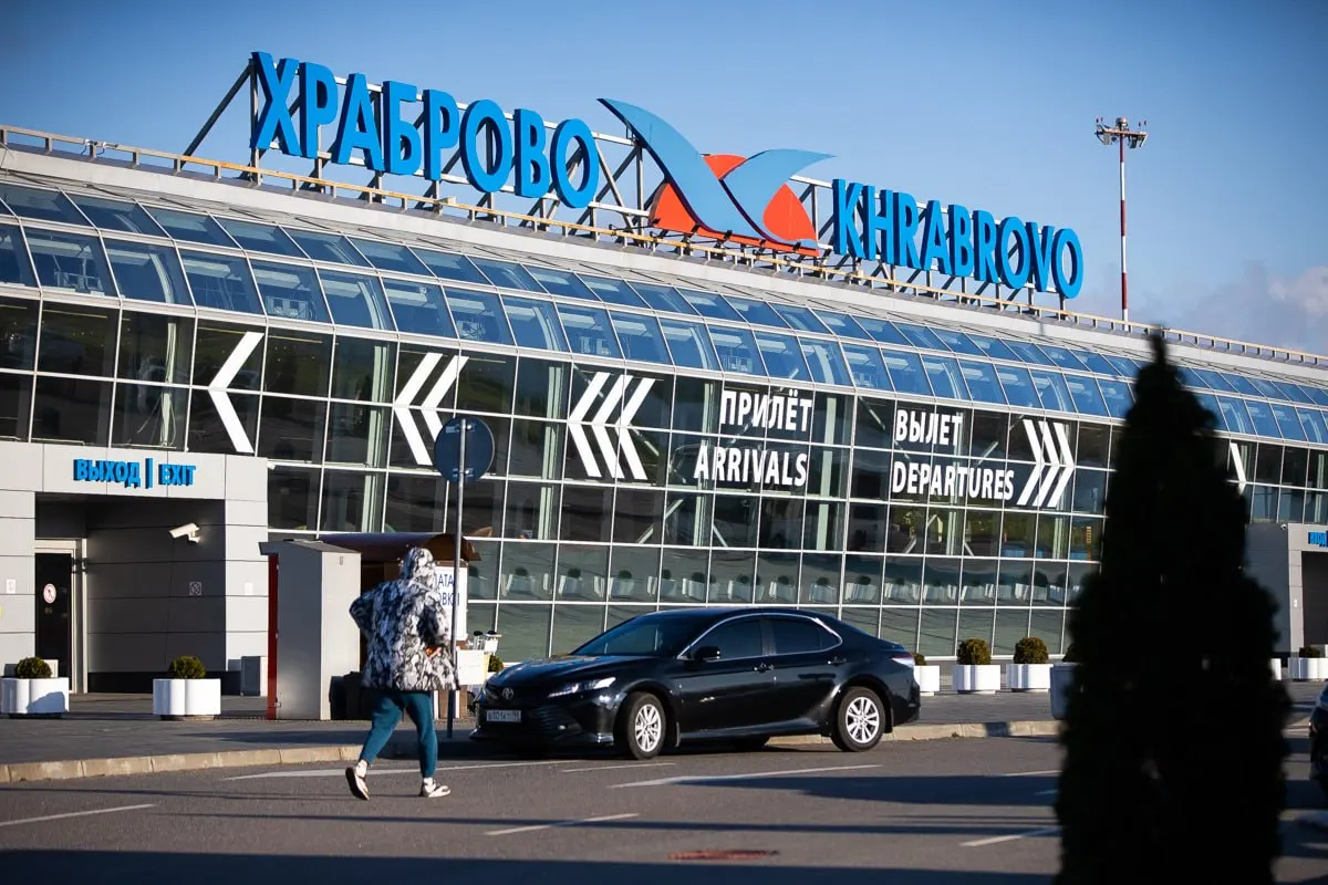 В результате введённых ограничений в московских аэропортах в калининградском Храброво зафиксированы задержки и отмены рейсов: по данным онлайн-табло, девять вылетов и восемь прилётов задерживаются, по одному рейсу в каждом направлении отменено.