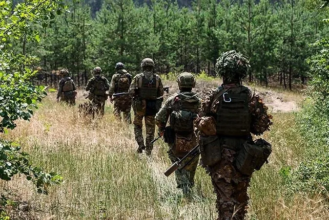 Минфин предупреждает о риске значительного перерасхода на военные нужды и предлагает заморозить часть бюджетных расходов; дефицит уже превысил первоначальные планы и усиливает давление на экономику.