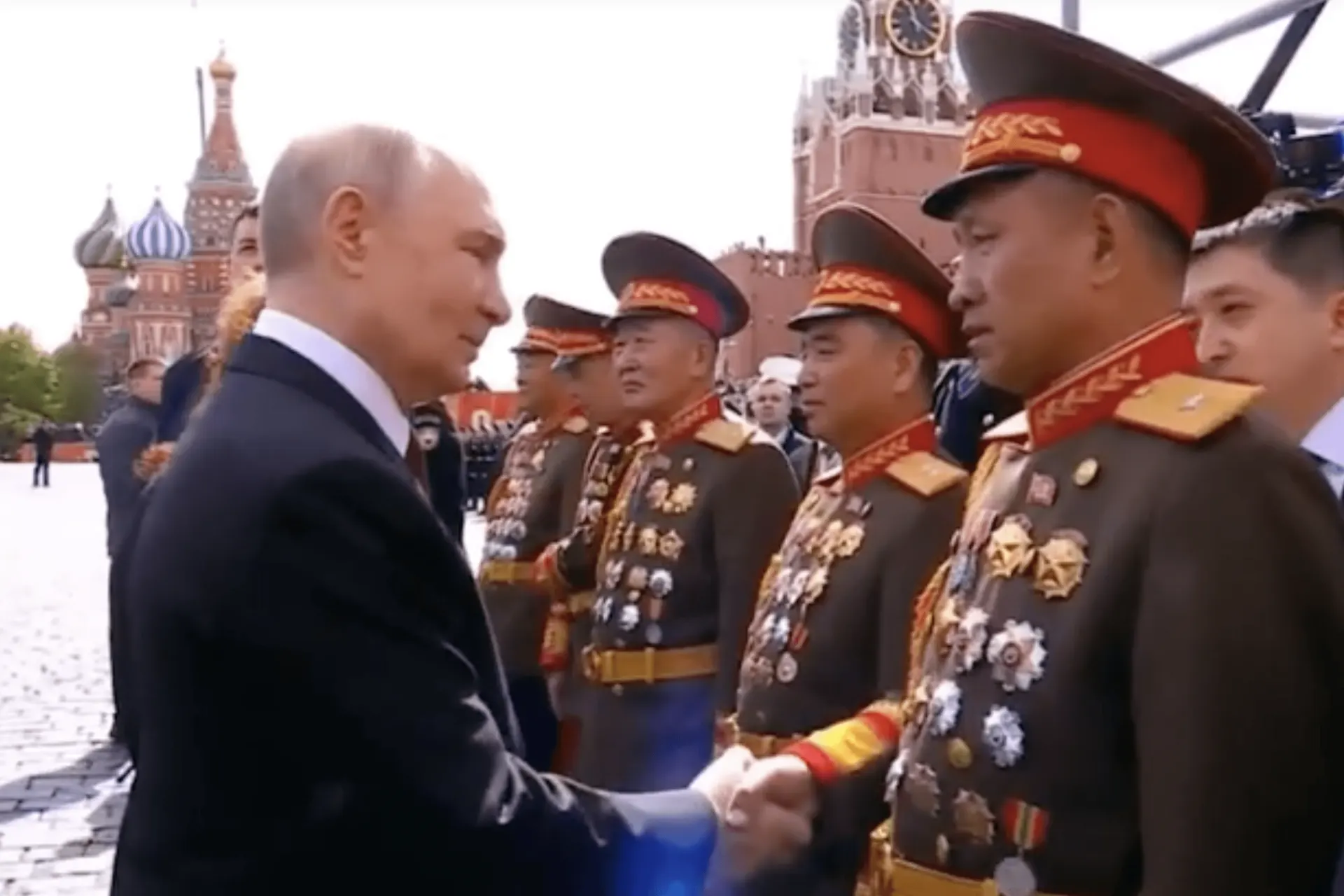 Фотографии и медали, выставленные в музее в Пхеньяне, указывают на то, что 3 декабря 2025 года прошла закрытая церемония вручения российских государственных наград северокорейским военным, участвовавшим в операциях в Курской области.