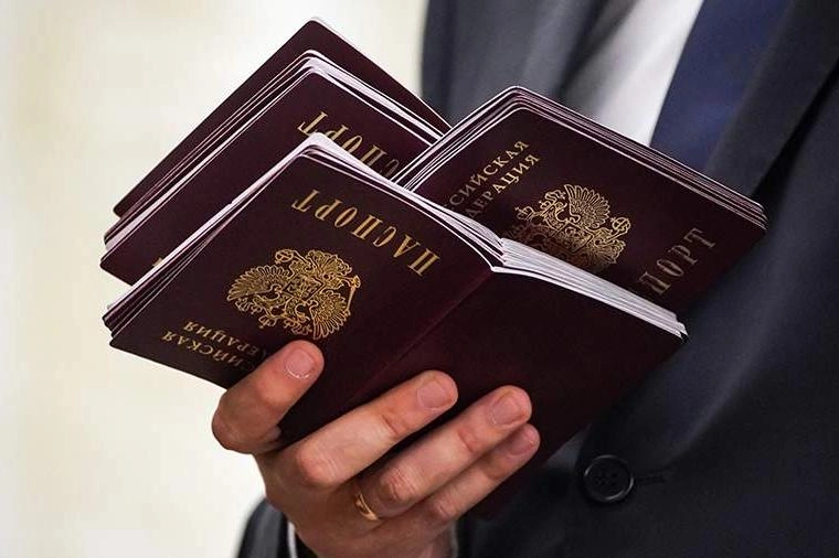 Фракция «Единая Россия» готовит поправки: иностранцам с непогашенной судимостью могут разрешить получать разрешение на временное проживание, вид на жительство и гражданство, если их осудили в других странах за поддержку политики России или участие в СВО.