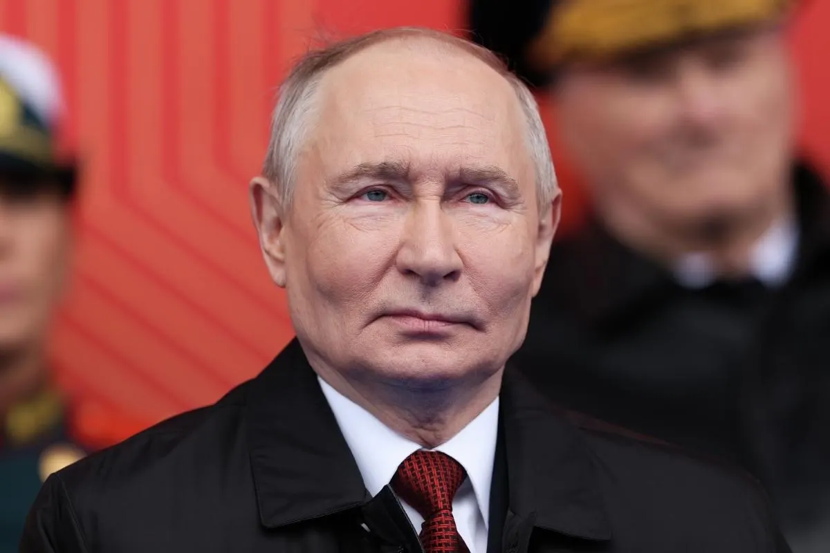 Указ устанавливает специальную процедуру подачи заявлений через дипломатические и консульские представительства для совершеннолетних иностранцев и лиц без гражданства, постоянно проживающих в Приднестровье; отдельно прописан порядок для детей и недееспособных.