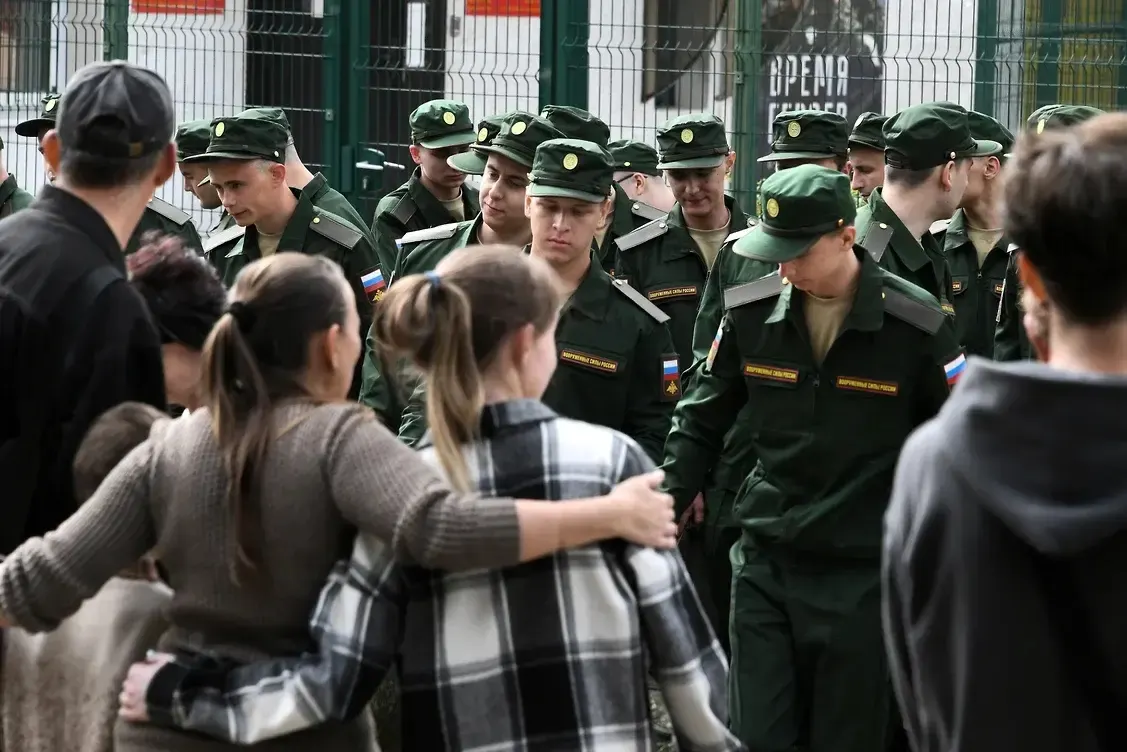 Группа из более чем 450 женщин подала первый иск: они требуют отмены норм закона, лишающего выплат гражданских жён, у которых не было общего несовершеннолетнего ребёнка с погибшим.