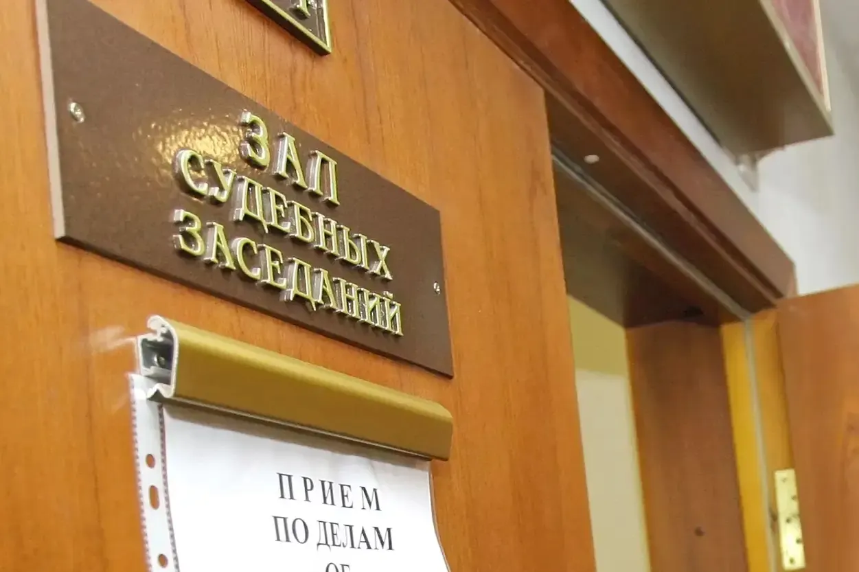 По данным Верховного суда, в прошлом году по статье о госизмене было вынесено 219 приговоров. Большинство осужденных получили по 10–15 лет колонии; правозащитники считают официальную статистику заниженной, а в 2025 году число приговоров продолжило расти.