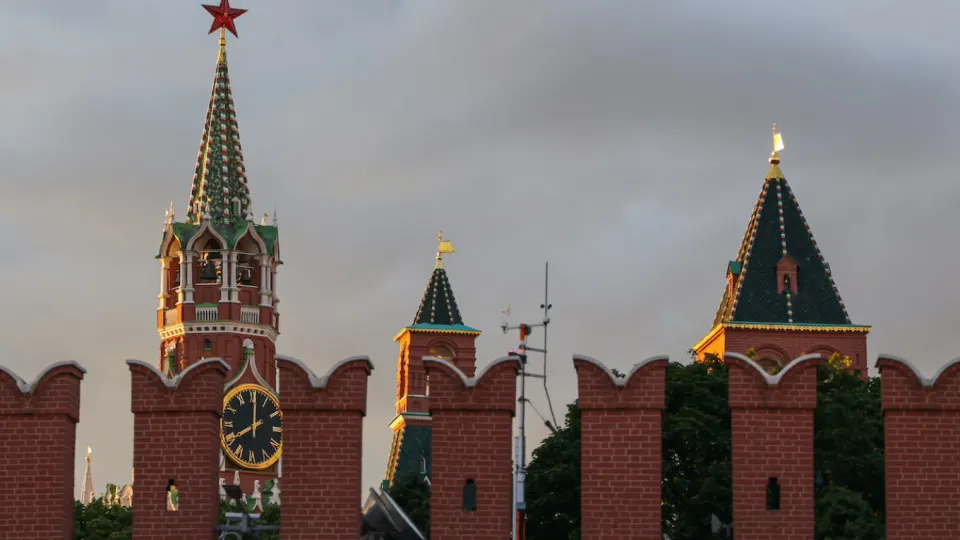 Помощник президента РФ заявил, что возобновление формата США—Украина—Россия возможно только после вывода украинских войск из контролируемой ими части Донбасса; Москва ранее предупреждала о выходе из переговорного процесса при невыполнении своих условий.
