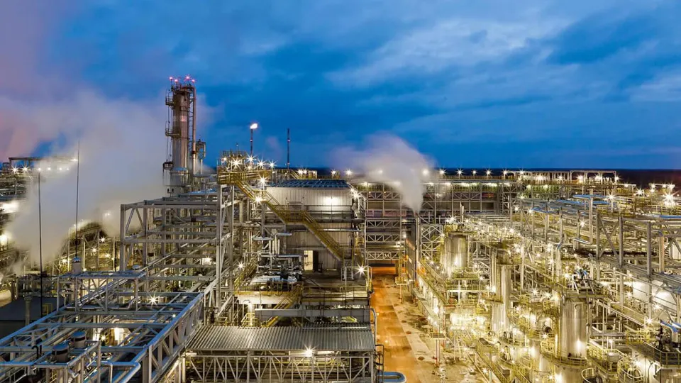 После налёта 5 мая нефтеперерабатывающий завод в Киришах приостановил переработку и отгрузку: повреждены ключевые установки, ремонт может занять длительное время.