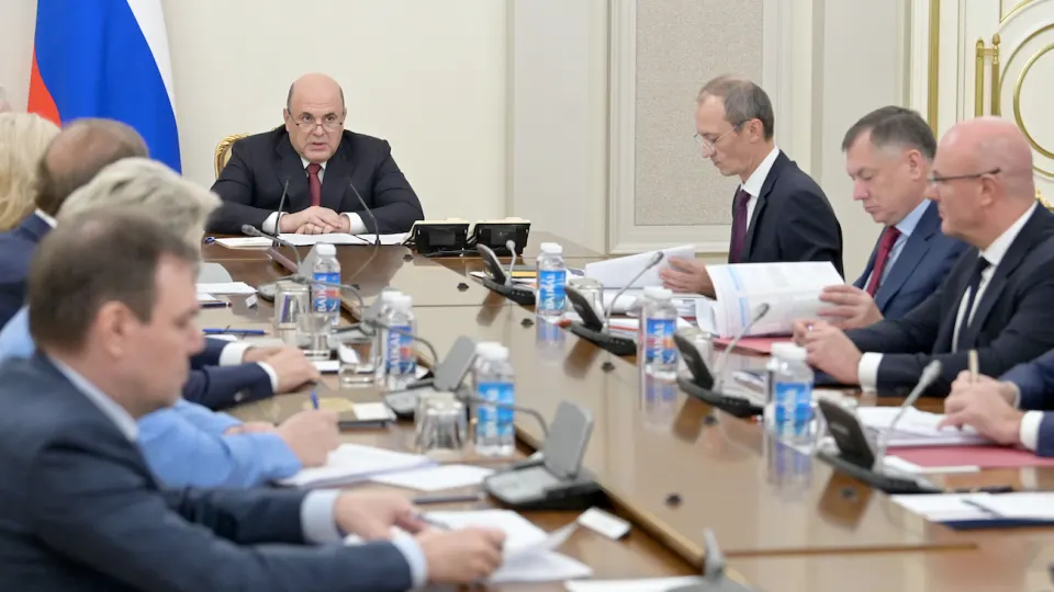 Кабмин потребовал от крупнейших нефтекомпаний выполнять указания по объёмам производства, отгрузкам и ценам на АЗС, чтобы стабилизировать внутренний рынок топлива после масштабных атак на нефтеперерабатывающие заводы.