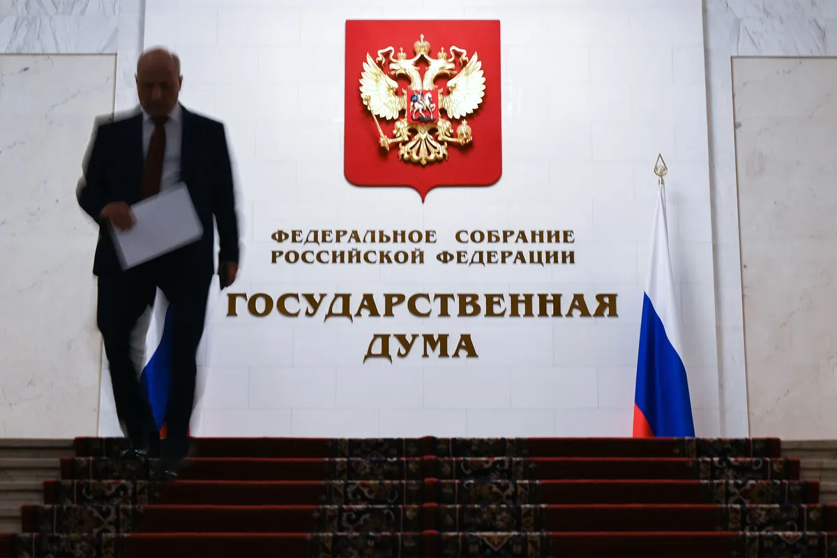 Проект, внесённый в 2024 году и прошедший первое чтение в мае 2025-го, вводит закрытый перечень нарушений, за которые можно арестовывать имущество граждан, находящихся за рубежом.