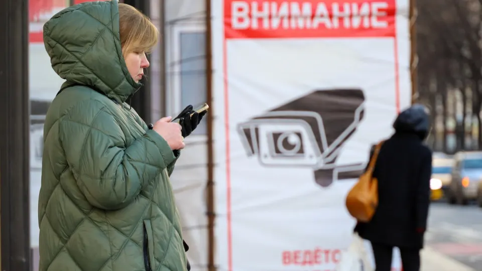 Пользователи заметили, что государственный мессенджер без согласия удаляет из чатов ссылки на ключи VPN; при повторной отправке человека выбрасывает из аккаунта. Параллельно другие госресурсы вводят ограничения на работу через VPN.
